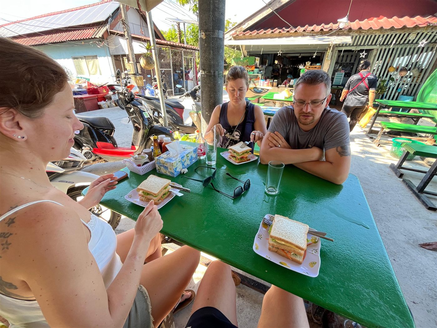 Vierergruppe beim Sandwich-Mittagessen im Restaurant auf Koh Phayam